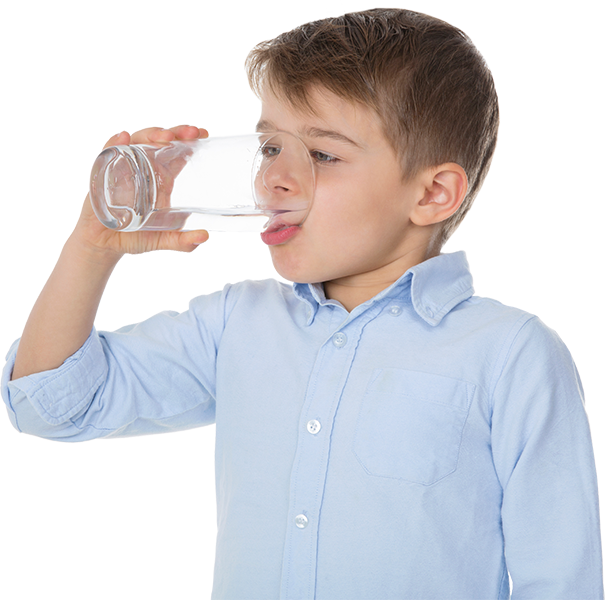 ninobebiendoagua2.png